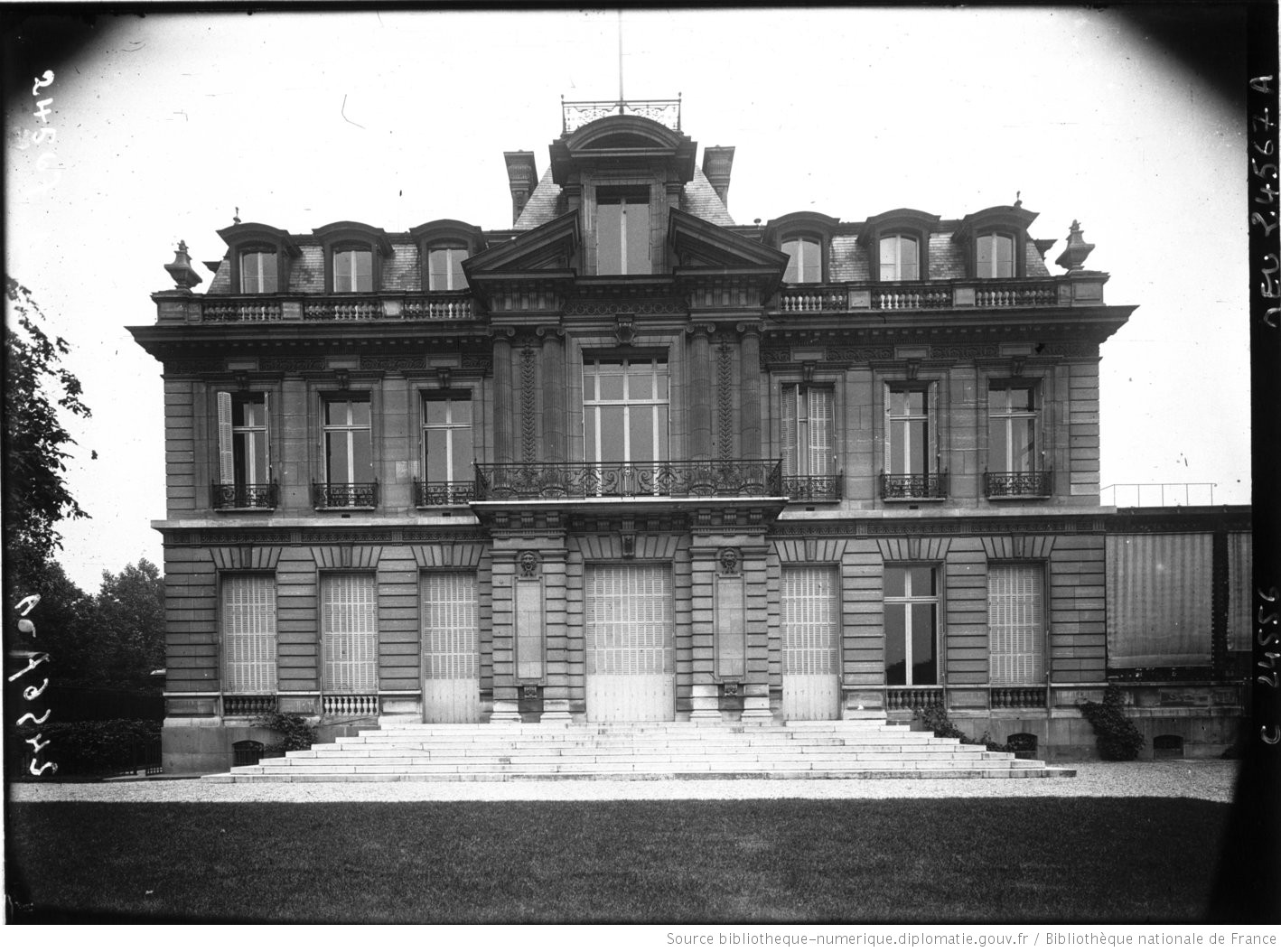 Photographie du bâtiment occupé par l'ambassade des États-Unis à Paris